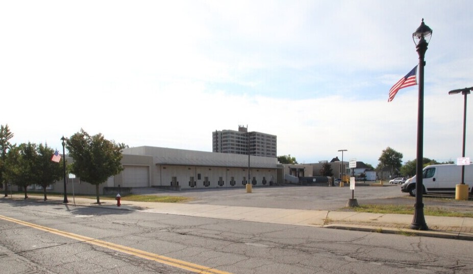 225 East Ave, Elyria, OH à vendre - Photo de l’immeuble – Image 2 sur 15