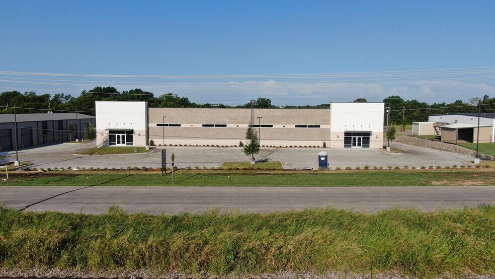 304 W Progress Dr, Sherman, TX à louer - Photo de l’immeuble – Image 3 sur 9