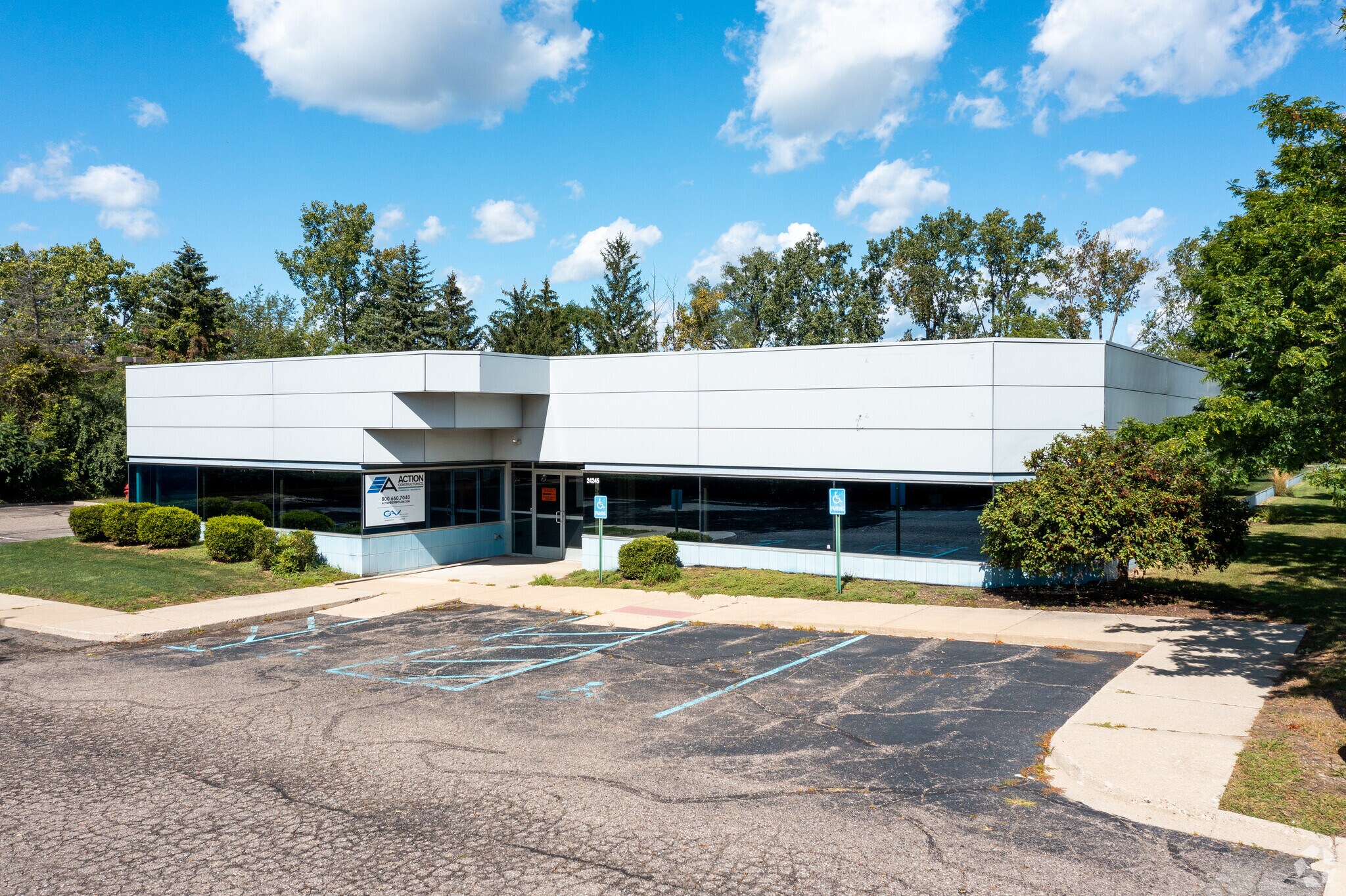 24245 Karim Blvd, Novi, MI à vendre Photo principale– Image 1 sur 6