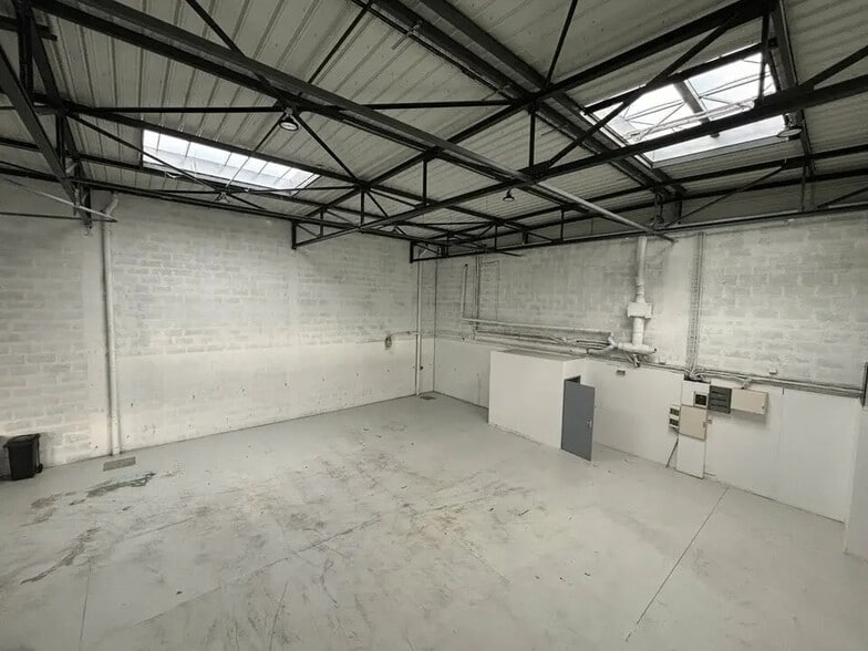 Local d’activités dans Saint-Priest à louer - Photo intérieure – Image 2 sur 11