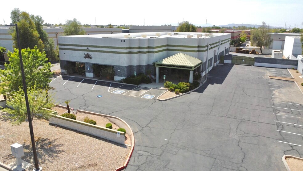 240 N Sunway Dr, Gilbert, AZ à louer - Photo de l’immeuble – Image 1 sur 15