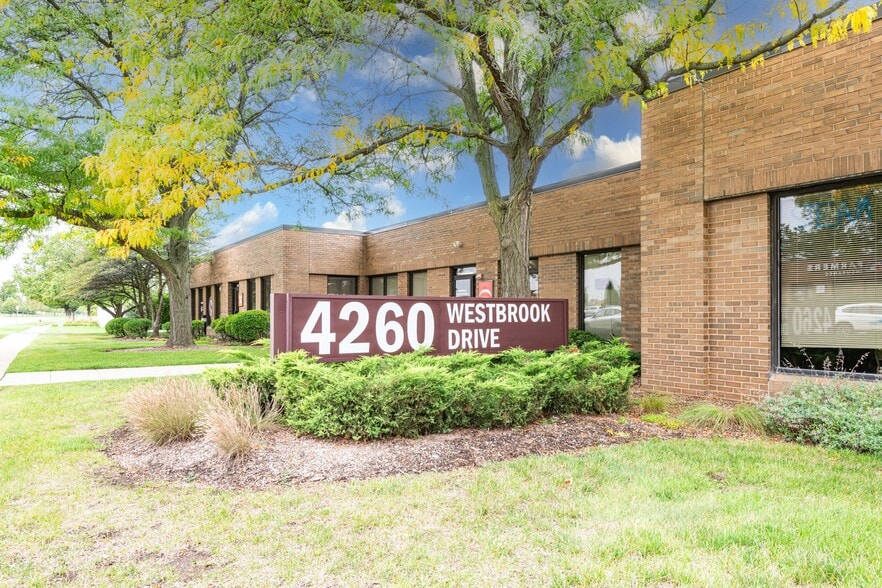 4260 Westbrook Dr, Aurora, IL à louer - Photo principale – Image 1 sur 11
