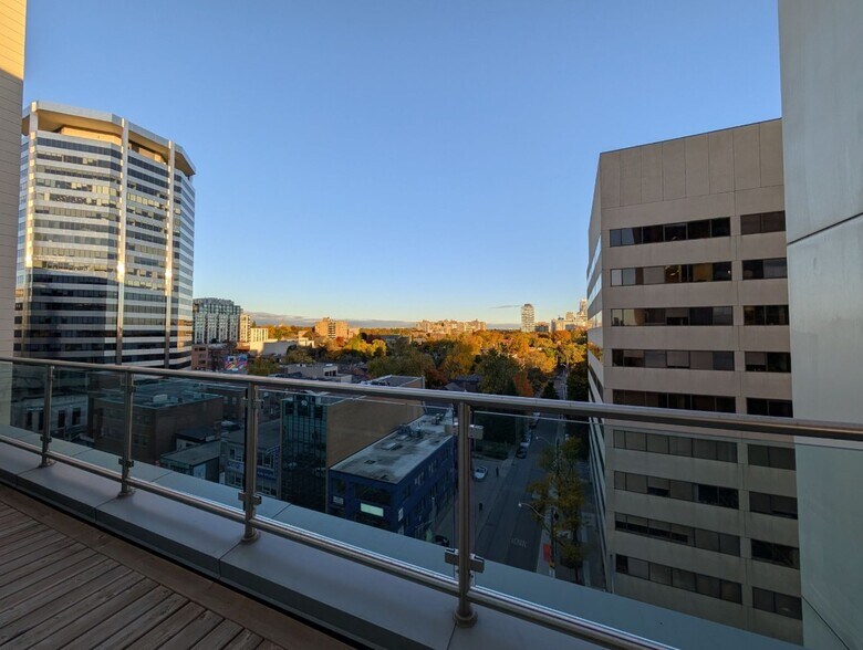 65 St Clair Ave E, Toronto, ON à louer - Photo de l’immeuble – Image 2 sur 6