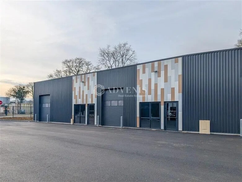 Local d'activités dans Pleumeleuc à vendre - Photo de l’immeuble – Image 2 sur 12