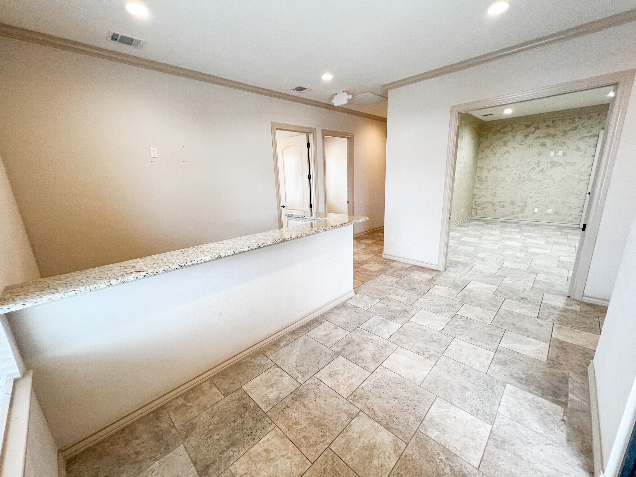 707 Tradewinds Blvd, Midland, TX à louer Photo de l’immeuble– Image 1 sur 20