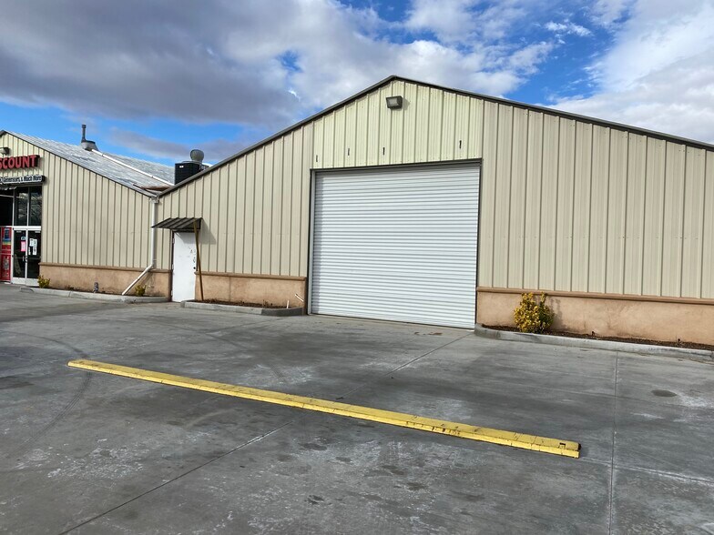 13586 Central Rd, Apple Valley, CA à louer - Photo de l’immeuble – Image 2 sur 6