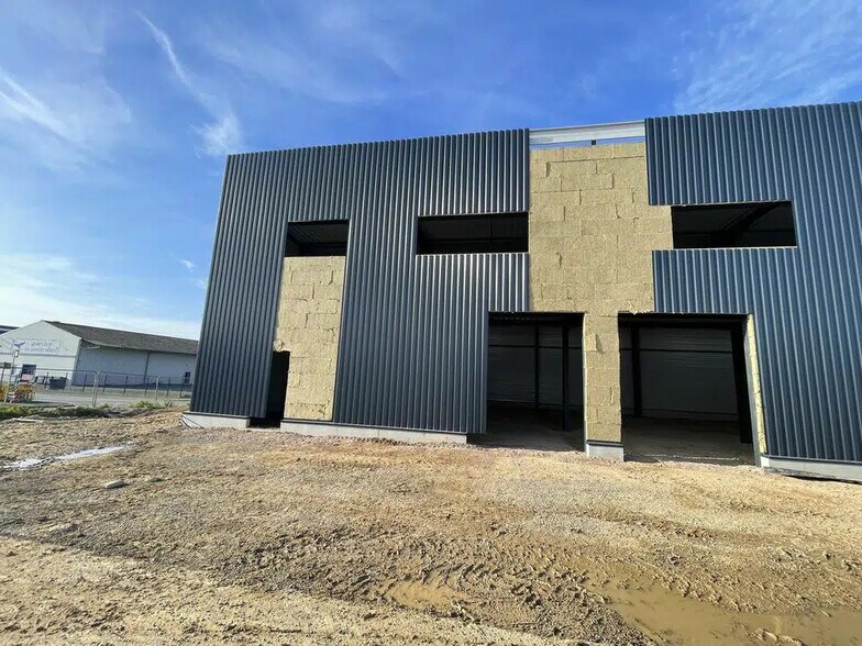 Local d'activités dans Mondeville à vendre - Photo de l’immeuble – Image 2 sur 5