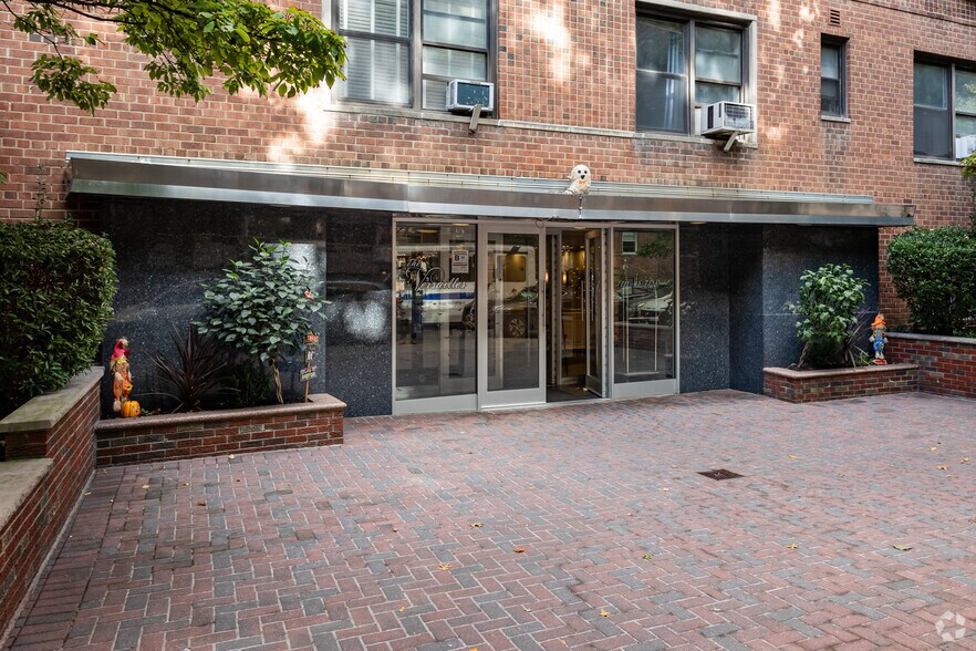 11045 71st Rd, Forest Hills, NY à louer - Photo de l’immeuble – Image 1 sur 8