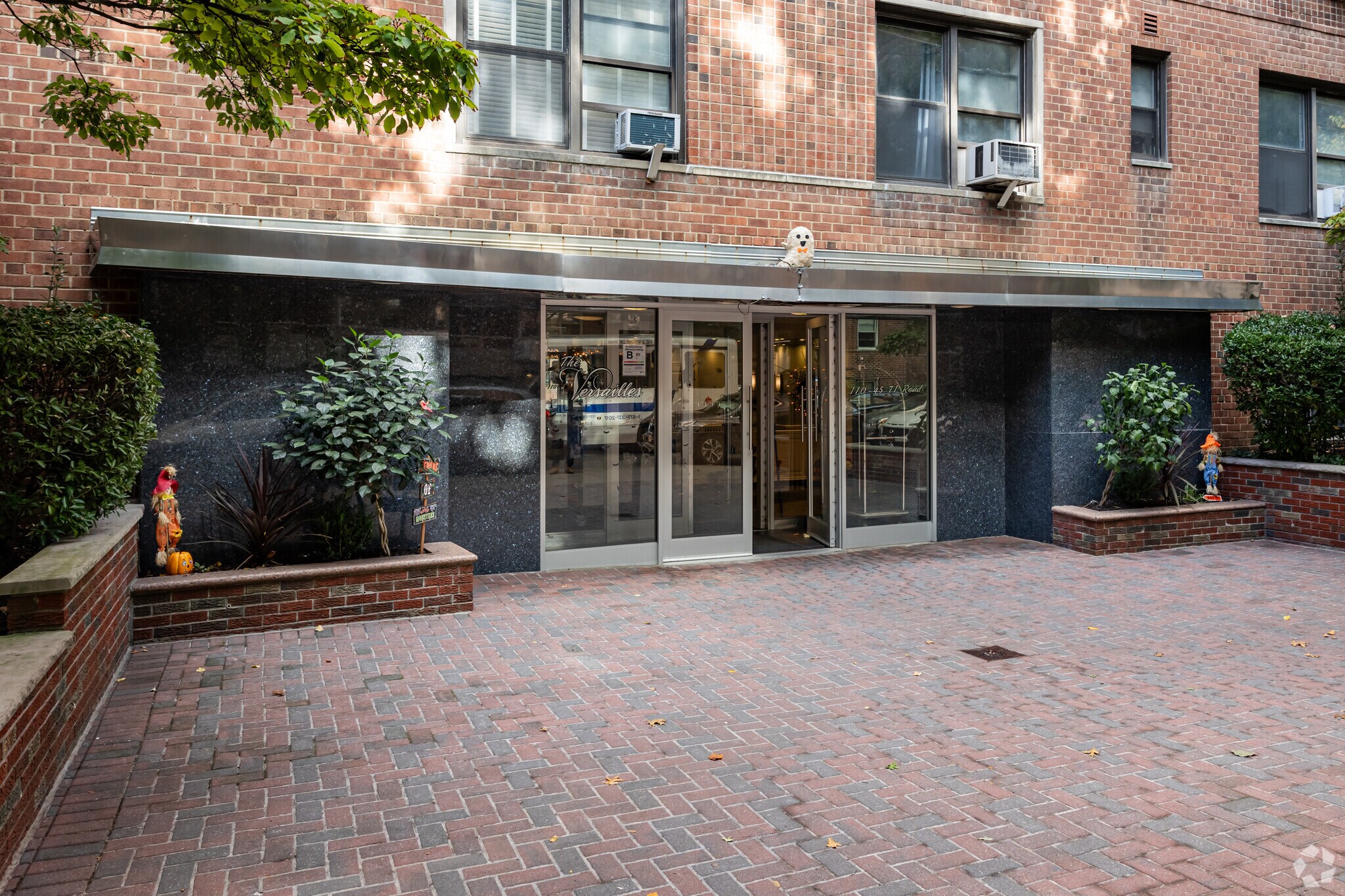 11045 71st Rd, Forest Hills, NY à louer Photo de l’immeuble– Image 1 sur 9