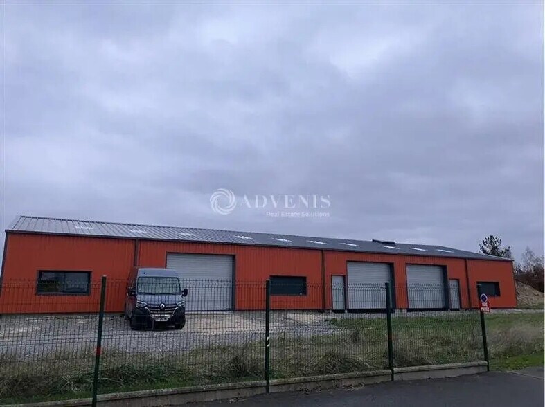 Local d’activités dans Vierzon à louer - Photo de l’immeuble – Image 2 sur 2