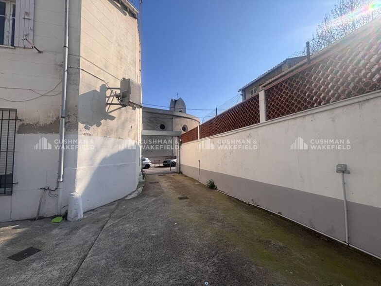 Local d'activités dans Marseille à vendre - Photo de l’immeuble – Image 2 sur 13