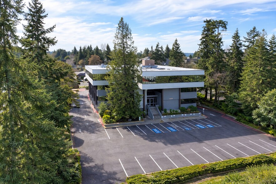 12301 NE 10th Pl, Bellevue, WA à vendre - Photo de l’immeuble – Image 2 sur 8
