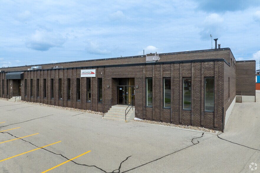 382-400 Canarctic Dr, Toronto, ON à louer - Photo principale – Image 1 sur 3