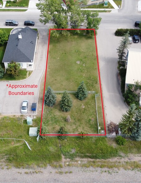 313 1 St E, Cochrane, AB à vendre - Aérien – Image 1 sur 7