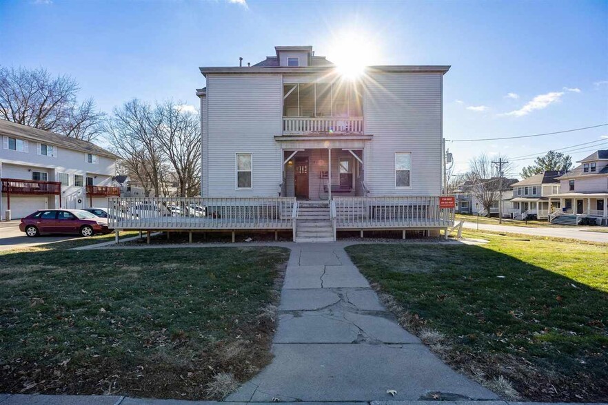 711 E Burlington St, Iowa City, IA à vendre - Photo de l’immeuble – Image 1 sur 32