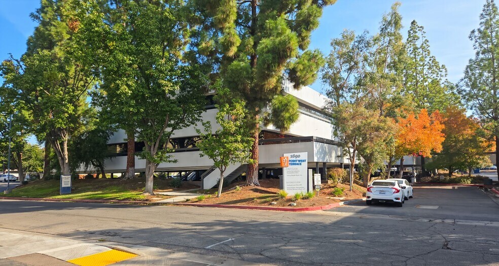 1690 W Shaw Ave, Fresno, CA à louer - Photo de l’immeuble – Image 2 sur 17