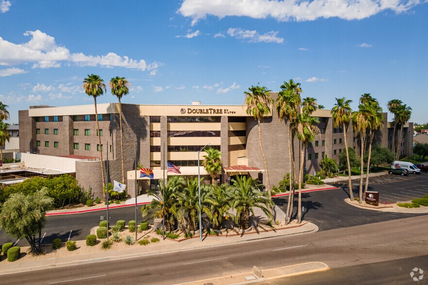 10220 N Metro Pky E, Phoenix, AZ à vendre - Photo de l’immeuble – Image 1 sur 23