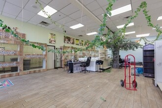 5181-5191 W Charleston Blvd, Las Vegas, NV à louer Photo intérieure– Image 2 sur 10