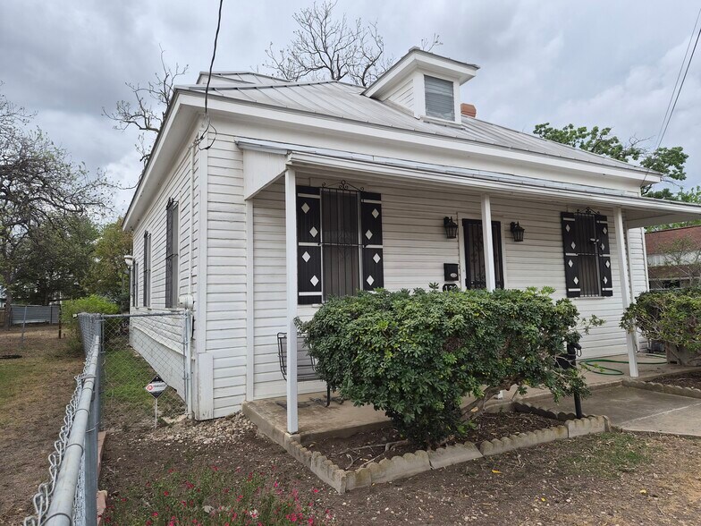 122/126/138 Lone Star Blvd portefeuille de 3 biens à vendre sur LoopNet.fr - Photo de l’immeuble – Image 3 sur 9