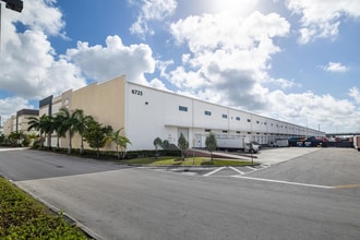 6725 NW 36th St, Miami, FL à louer Photo intérieure– Image 2 sur 15