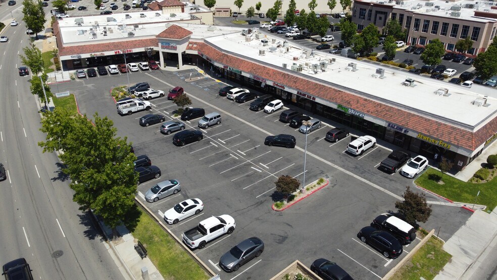 23380 Valencia Blvd, Valencia, CA à louer - Photo de l’immeuble – Image 2 sur 8