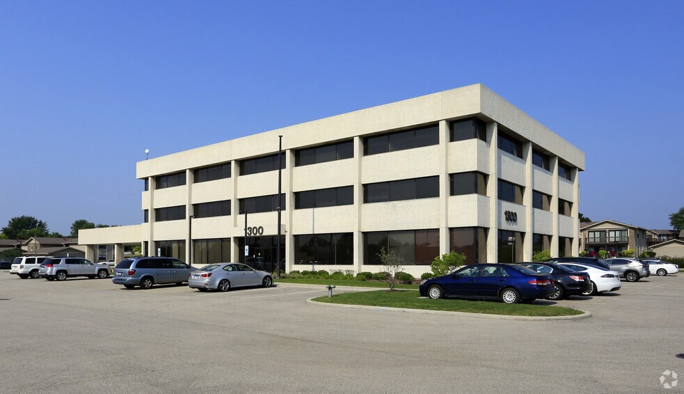 1300 Greenbrook Blvd, Hanover Park, IL à vendre - Photo principale – Image 1 sur 33
