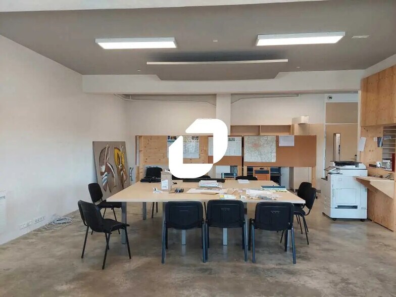 Local d’activités dans Coignières à louer - Photo de l’immeuble – Image 3 sur 11
