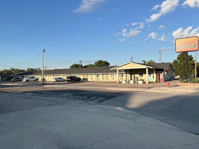 1103 E B St, McCook, NE à vendre - Photo de l’immeuble – Image 1 sur 21