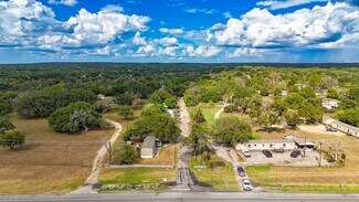 Plus de détails pour 102 Oak Ridge Dr, Floresville, TX - Spécialisé à vendre