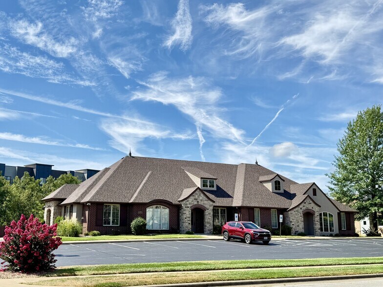 1546 E Bradford Pky, Springfield, MO à louer - Photo de l’immeuble – Image 1 sur 1