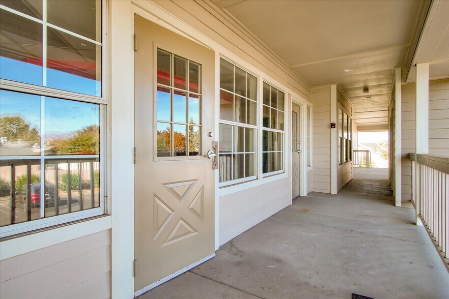 890 Sunset Dr, Hollister, CA à louer - Photo de l’immeuble – Image 3 sur 23