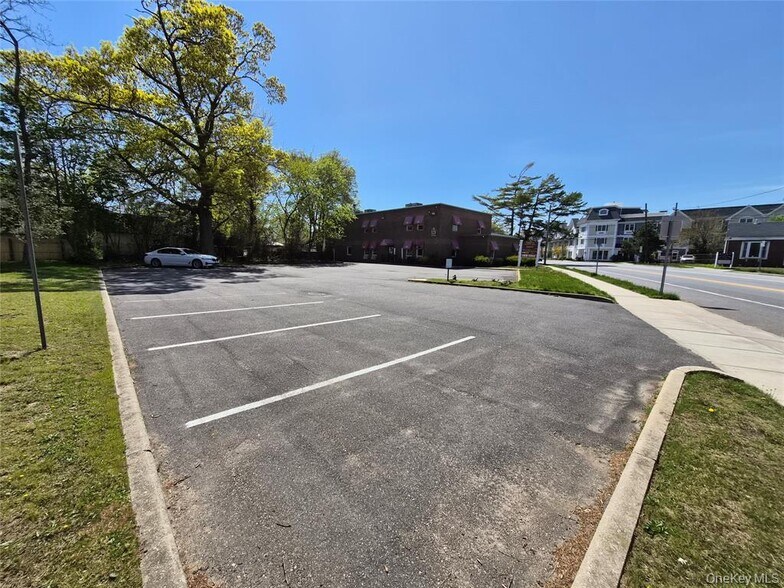 121 W Oak St, Amityville, NY à vendre - Photo de l’immeuble – Image 3 sur 23