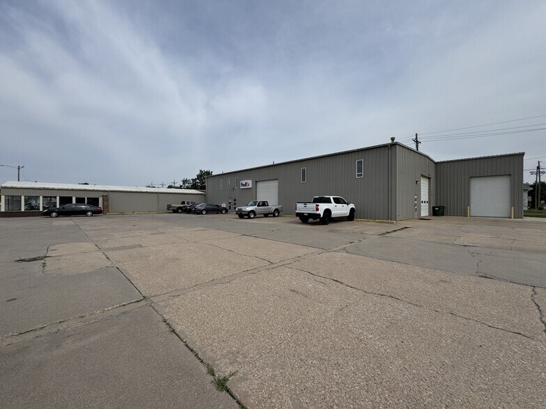 930 E 4th Ave, Hutchinson, KS à vendre - Photo principale – Image 1 sur 7
