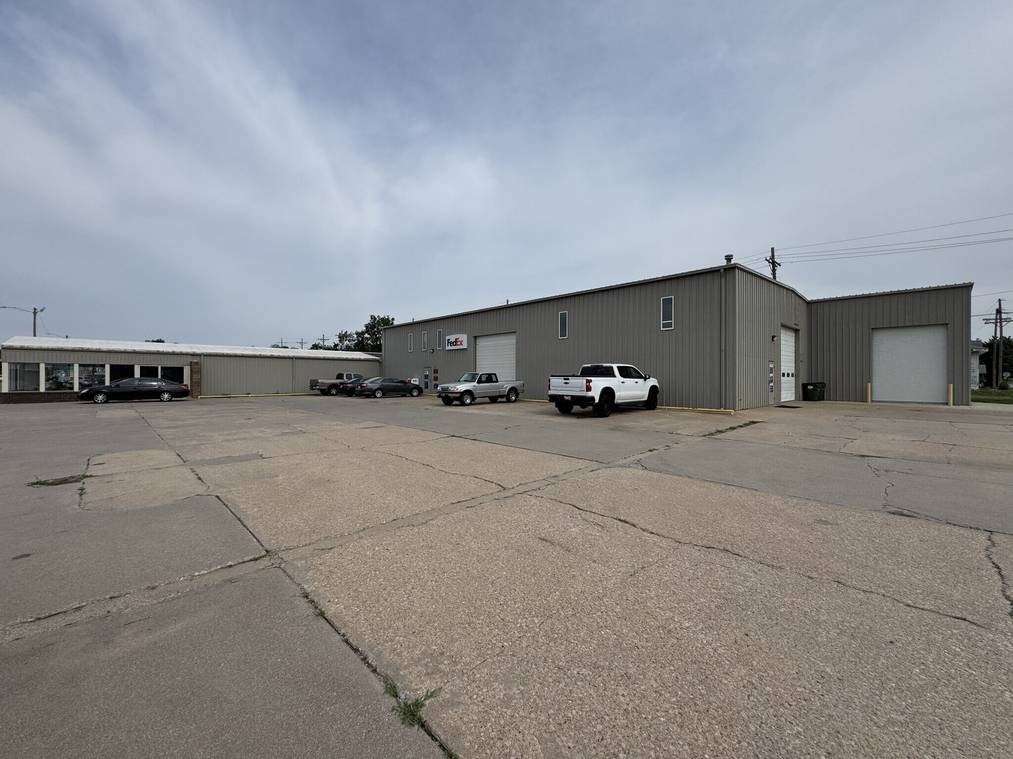 930 E 4th Ave, Hutchinson, KS à vendre Photo principale– Image 1 sur 8