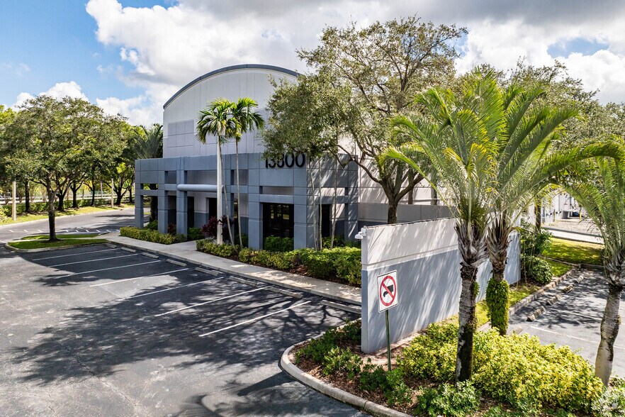 13800 NW 2nd St, Sunrise, FL à louer - Photo principale – Image 1 sur 4