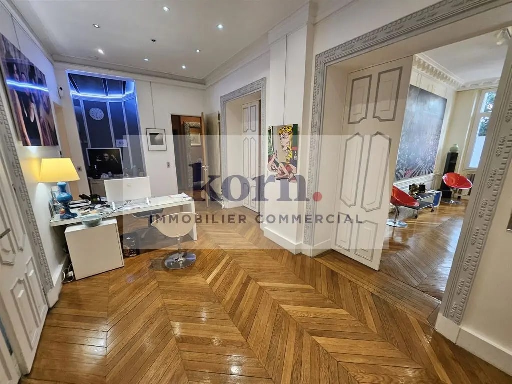 Immeuble residentiel dans Paris à vendre Photo intérieure– Image 1 sur 9
