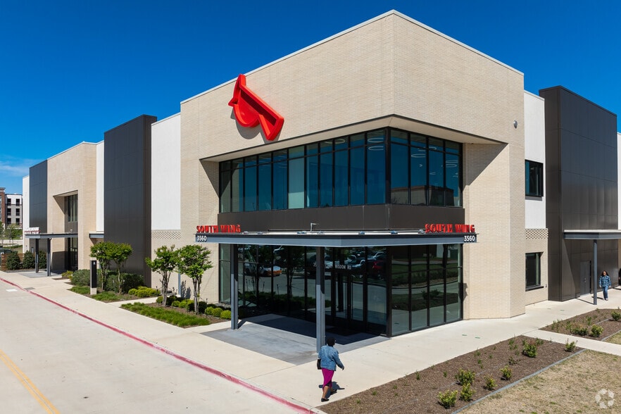 3560 W Camp Wisdom Rd, Dallas, TX à louer - Photo principale – Image 1 sur 20