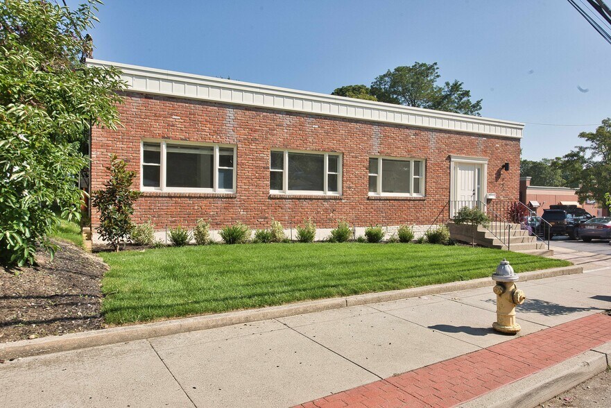 121 Pulaski Rd, Kings Park, NY à louer - Photo de l’immeuble – Image 2 sur 14