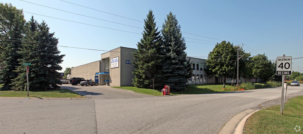 910 Brock Rd, Pickering, ON à louer - Photo principale – Image 1 sur 2
