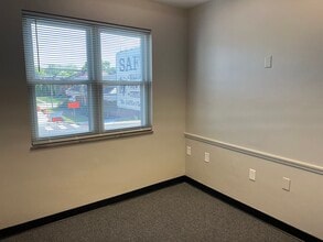 8005 Plainfield Rd, Cincinnati, OH à louer Photo intérieure– Image 2 sur 9