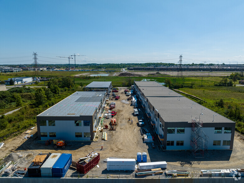 406 Pritchard Rd, Hamilton, ON à louer - Photo de l’immeuble – Image 3 sur 4
