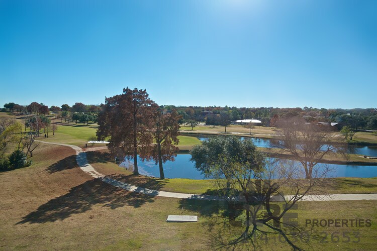 300 Decker Dr, Irving, TX à louer - Photo de l’immeuble – Image 3 sur 10