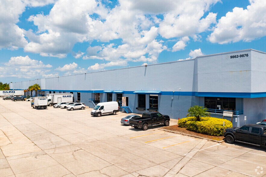 9862-9876 Currie Davis Dr, Tampa, FL à louer - Photo principale – Image 1 sur 4