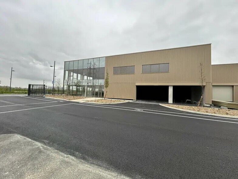 Local d'activités dans Tremblay-en-France à vendre - Photo de l’immeuble – Image 1 sur 5