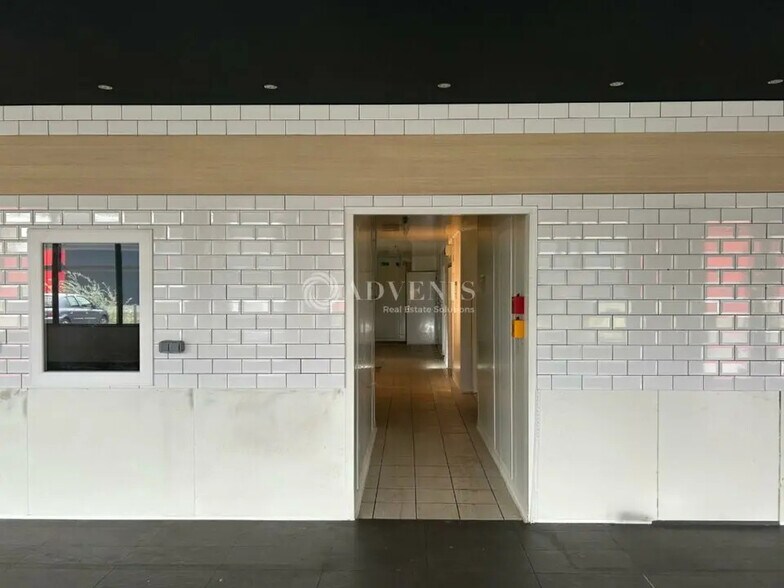 Local commercial dans Saint-Cyr-sur-Loire à louer - Hall d’entrée – Image 3 sur 8