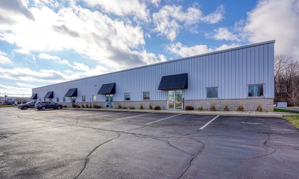 735 Cross Pointe Rd, Gahanna, OH à louer - Photo de l’immeuble – Image 3 sur 6