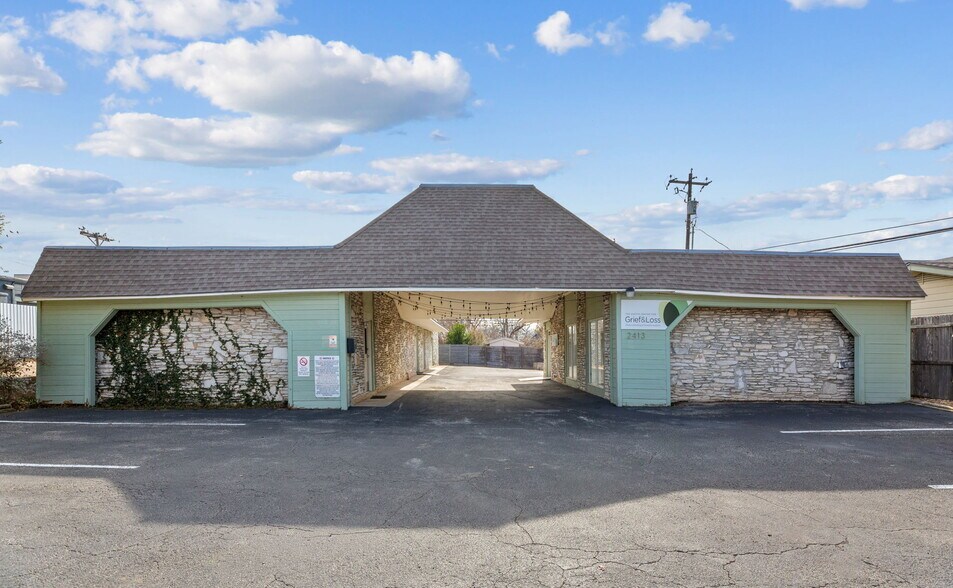 2413 Greenlawn Pky, Austin, TX à vendre - Photo de l’immeuble – Image 2 sur 12