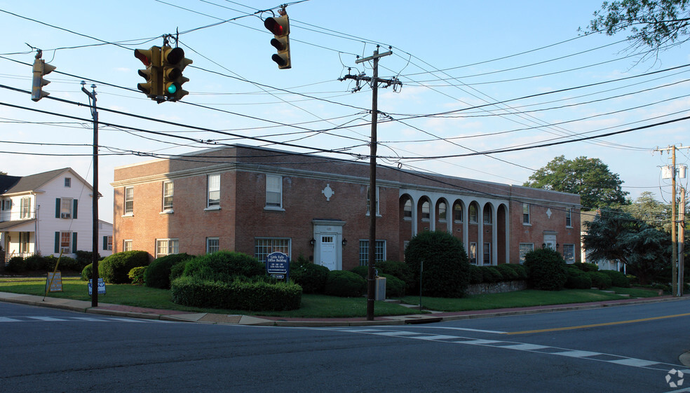 130-150 Little Falls St, Falls Church, VA à louer - Photo de l’immeuble – Image 3 sur 14