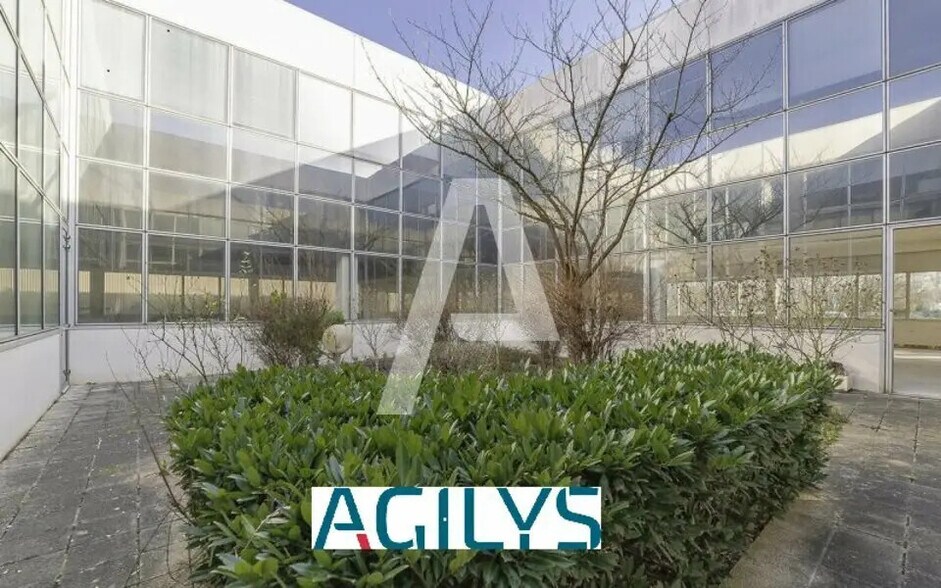 Local d’activités dans Les Ulis à louer - Photo de l’immeuble – Image 2 sur 7