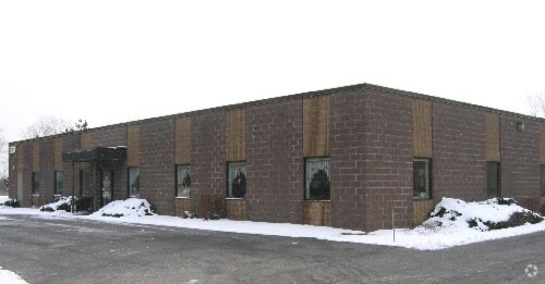 320 Gateway Park Dr, North Syracuse, NY à vendre - Photo de l’immeuble – Image 2 sur 4